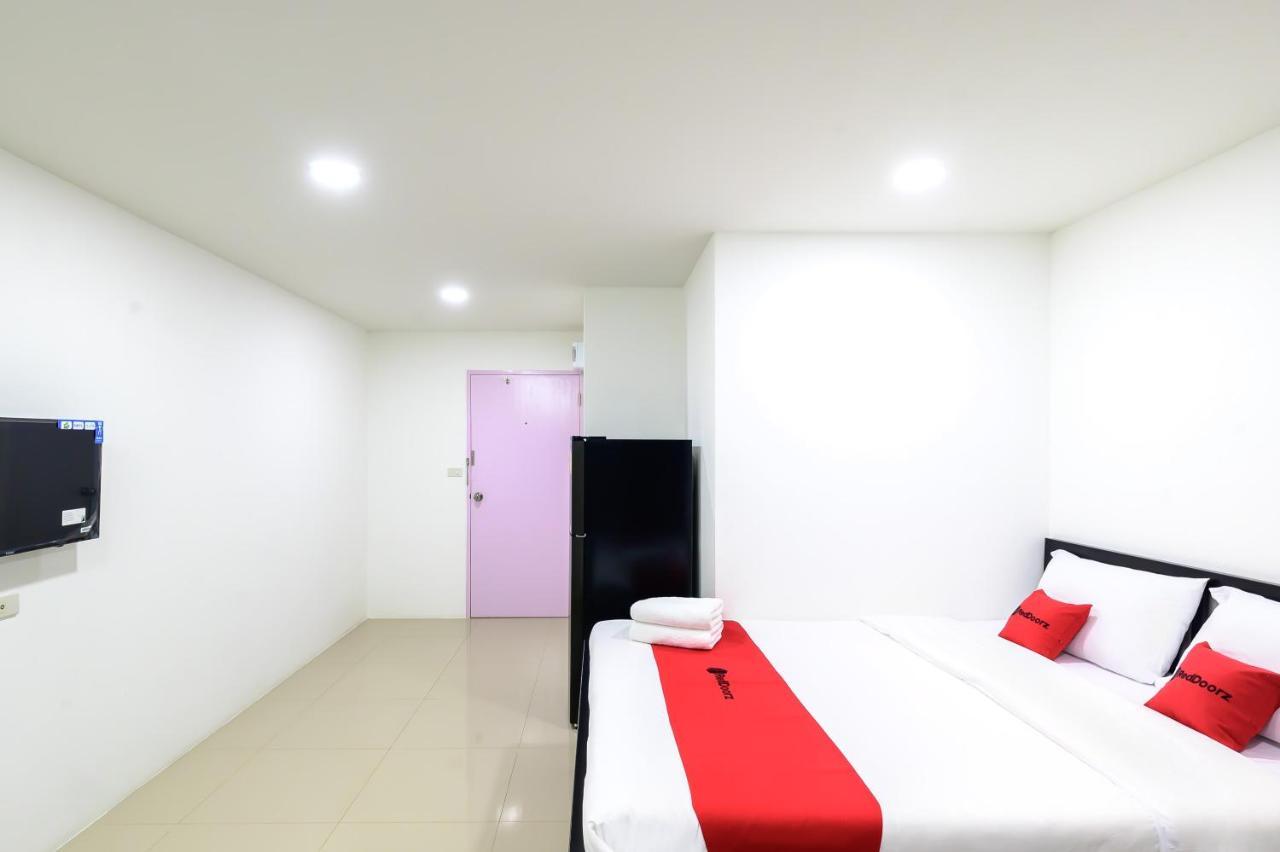 Hotel The Living Block Bangkok Esterno foto